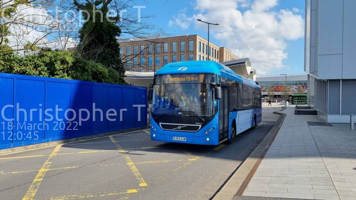 Image of First Berkshire & The Thames Valley vehicle 69932. Taken by Katherine T at 12:00:45 on 2022.03.18