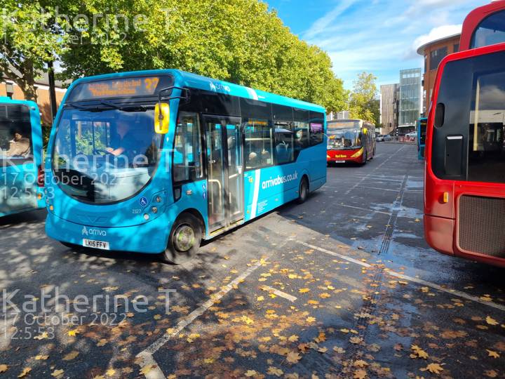 Image of Arriva Beds & Bucks vehicle 2327. Taken by Katherine T at 12:05:53 on 2022.10.17