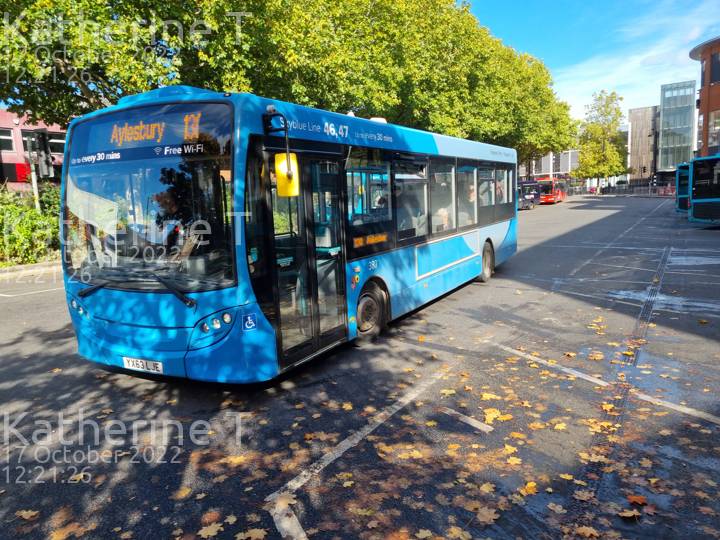 Image of Redline Buses vehicle 28. Taken by Katherine T at 12:21:26 on 2022.10.17