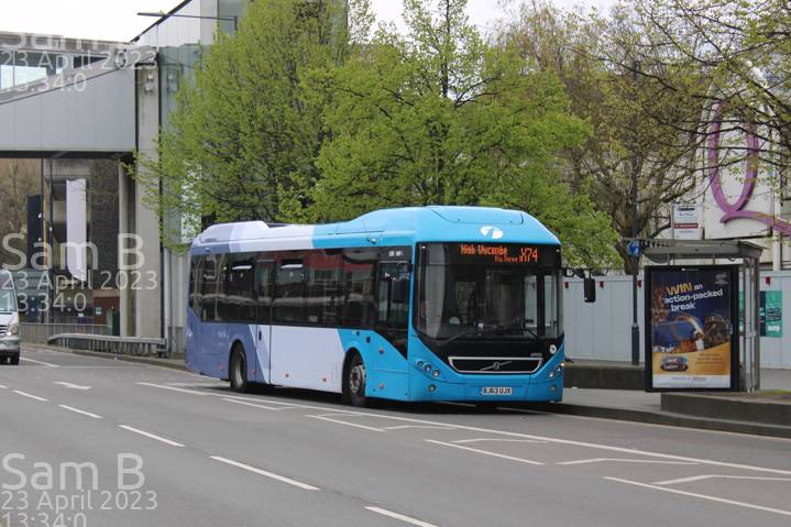 Image of First Berkshire & The Thames Valley vehicle 69933. Taken by Sam B at 13:34:00 on 2023.04.23